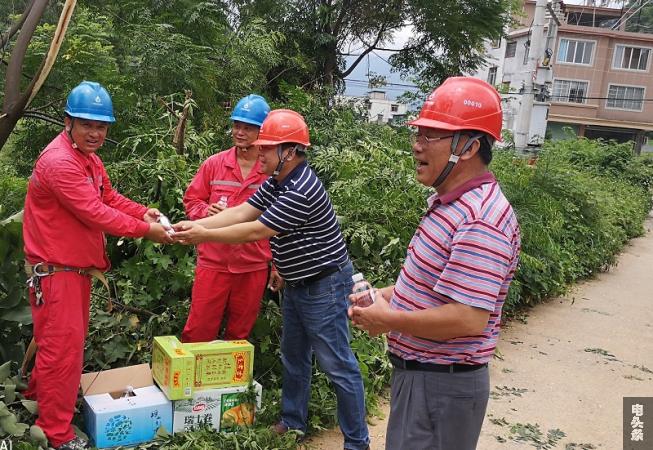 南方电网广西新电力集团富川县公司工会主席为一线员工递上矿泉水