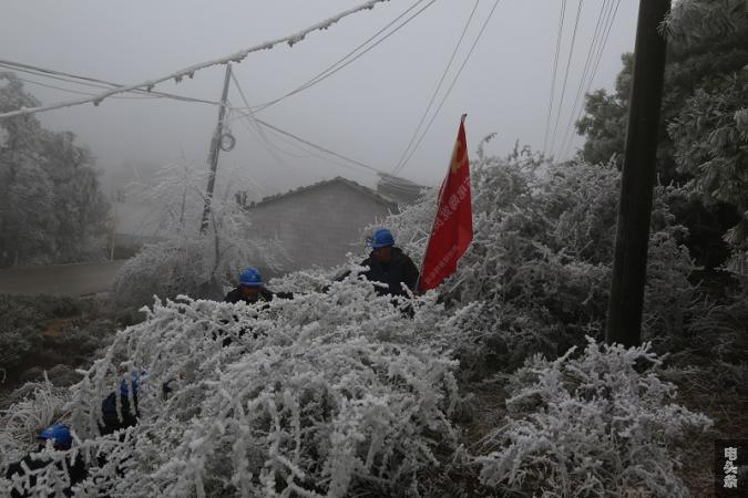 手拉手进山巡线   朱昆林  摄