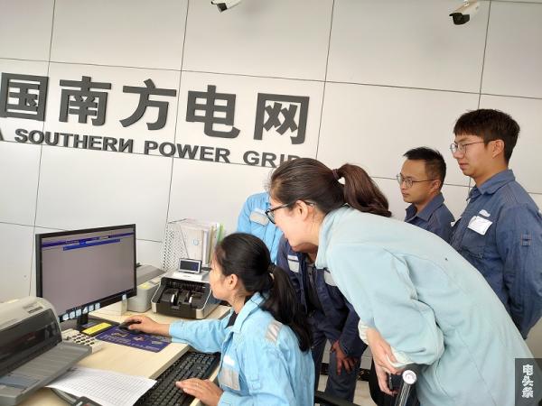 朱艳琴对所上的师傅做抄核收培训