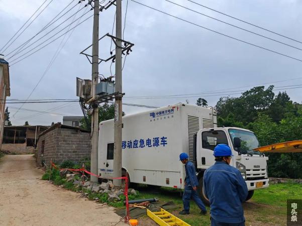 采用应急发电车对用户供电。明继东摄