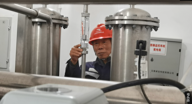 在500千伏曲靖变电站，皇甫德志查看融冰水冷装置刻度。（简浩）