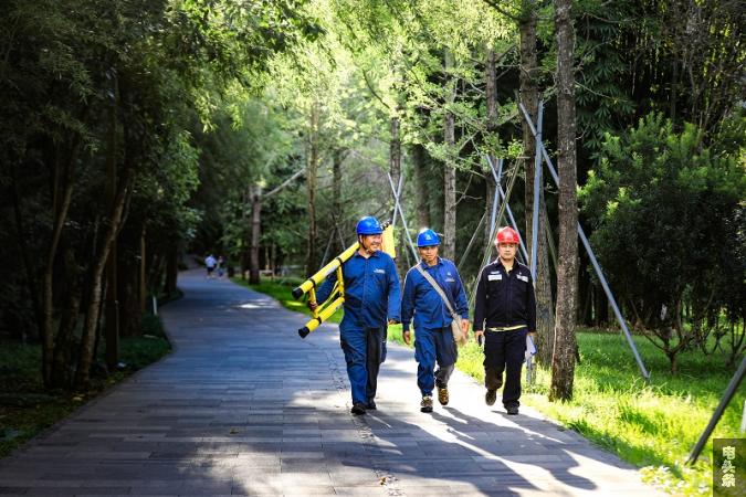 11 前往避暑游客热衷的景点开展供电服务。（杜明彦 摄）
