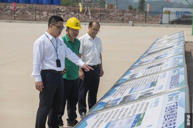 2、2023年3月22日，南网广西梧州供电局纪检干部，走进当地重大工程项目藤县绿色新材料产业园主园区了解项目建设用电落实情况。（何华文）