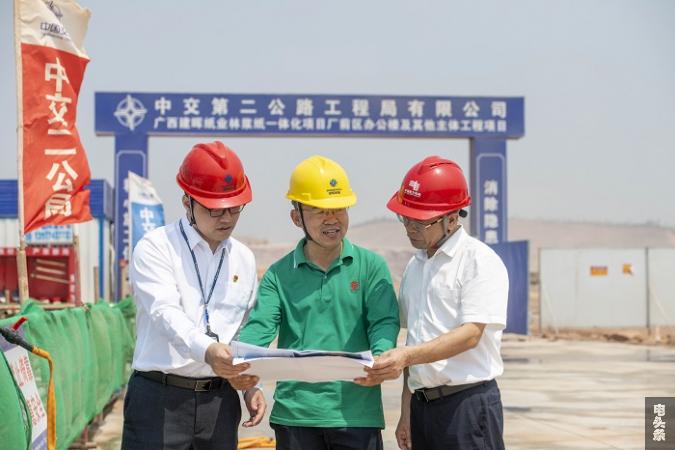 1、2023年3月22日，南网广西梧州供电局纪检干部，走进当地重大工程项目藤县绿色新材料产业园主园区了解项目建设用电落实情况。（何华文）
