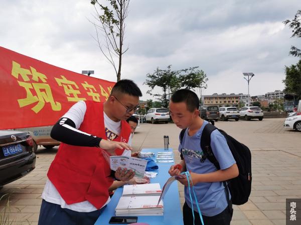 在“地摊宣传”现场仔细对路过学生进行讲解用电安全的重要