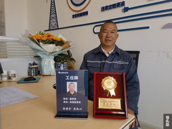 唐学贵光荣退休 王瑛摄