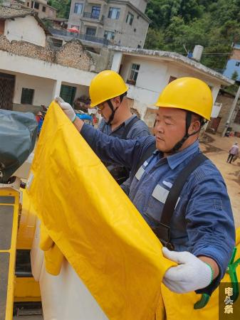 作业结束，工作服早已被汗水渗透 孟锐勇摄