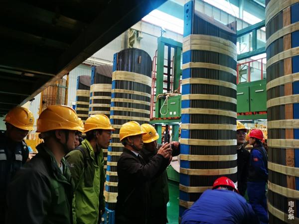 何彪带领检修专业人员到变压器厂对故障变压器进行解题分析讨论。