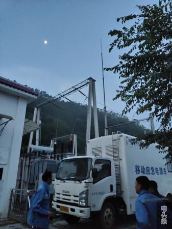 运行人员接入协调好的应急发电车