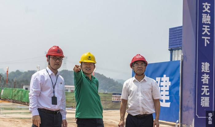 5、2023年3月22日，南网广西梧州供电局纪检干部，走进当地重大工程项目藤县绿色新材料产业园主园区了解项目建设用电落实情况。（何华文）