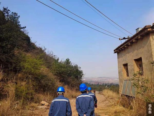 照片1：走在巡视的山路上