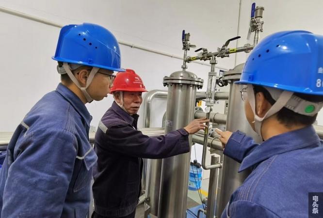 在500千伏曲靖变电站，皇甫德志带领检修人员对融冰水冷装置进行检查。（简浩）