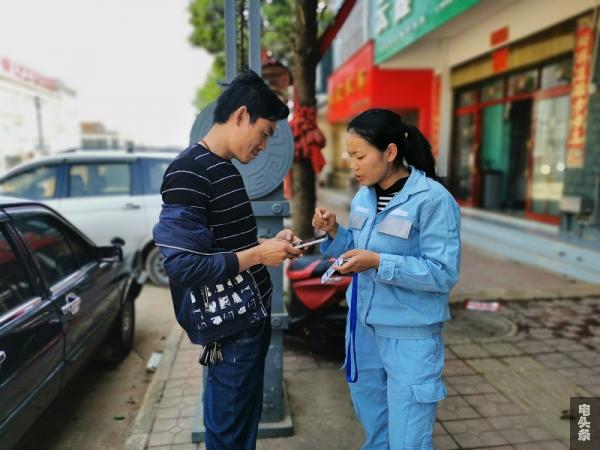朱艳琴教客户网上办理、查询业务1