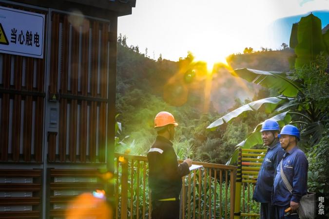 12 夕阳余晖下，供电所员工一项新的巡维工作正式开始。（杜明彦 摄）