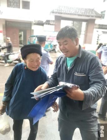 讲解用电安全小常识（程杰 摄）