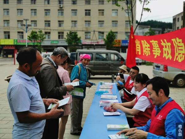 为老人们发放用电安全手册