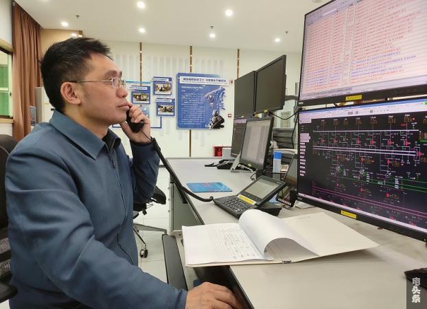杨强通过分析、研判电网事故信号，指挥各专业人员协同处置