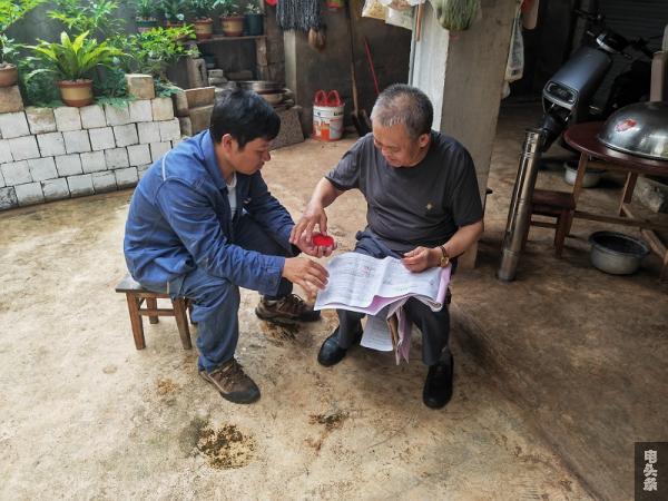 发放隐患通知书（张辅超 摄）